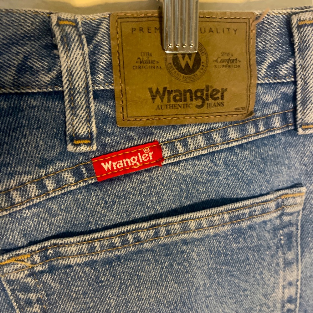 Mens Wrangler jeans size 38x30. Like new condition.